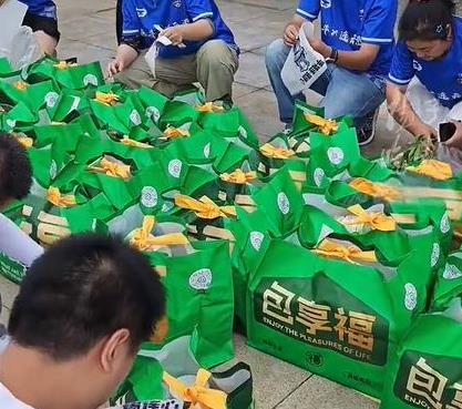 连云港队赠无锡球迷特产水晶，苏超连云港队伴手礼太拿得出手了
9月6日，“苏超”连