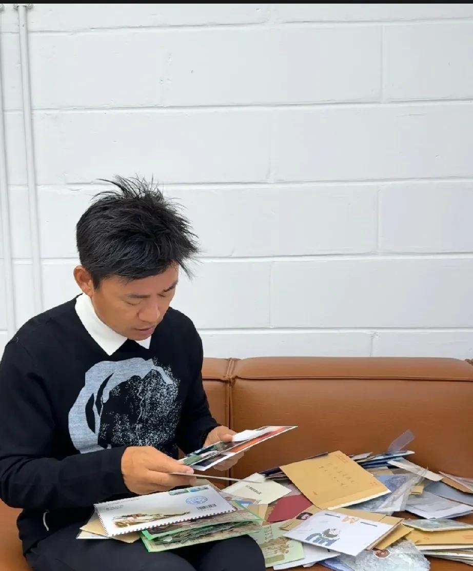 王宝强生日拆看大量粉丝手写信
5月26日晚，王宝强在社交媒体发文，回应了说看了粉
