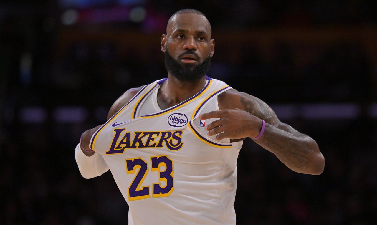 今年全明星将在洛杉矶举行，而詹姆斯很有可能落选全明星！首先是湖人队记鸣不平“勒布