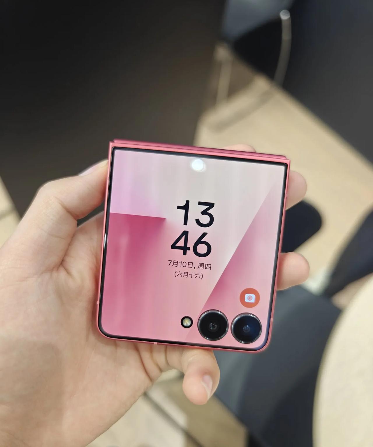 摸到三星Galaxy Z Flip7了，外屏边框太窄了，内屏折痕和小米MIX F