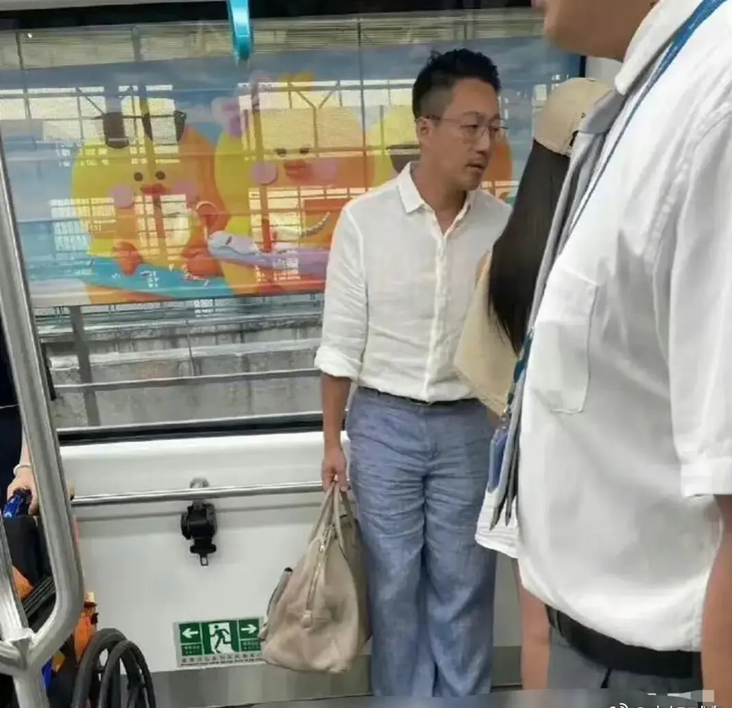 有钱人也不熨衣服的嘛！
