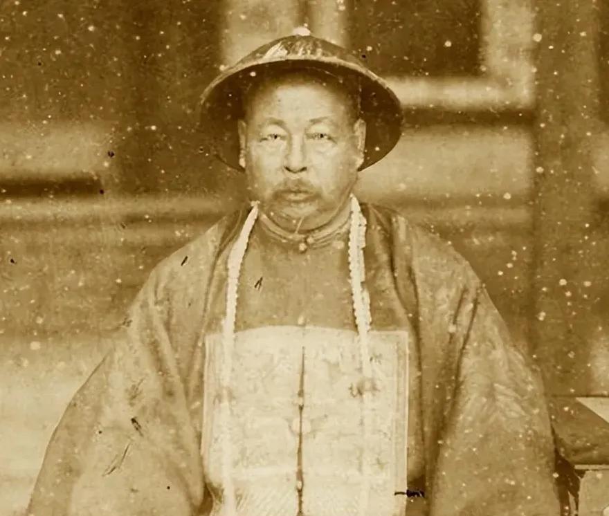 1958年的一天，为了修建战备公路，湖南长沙跳马镇白竹村村民将左宗棠墓挖开，发现
