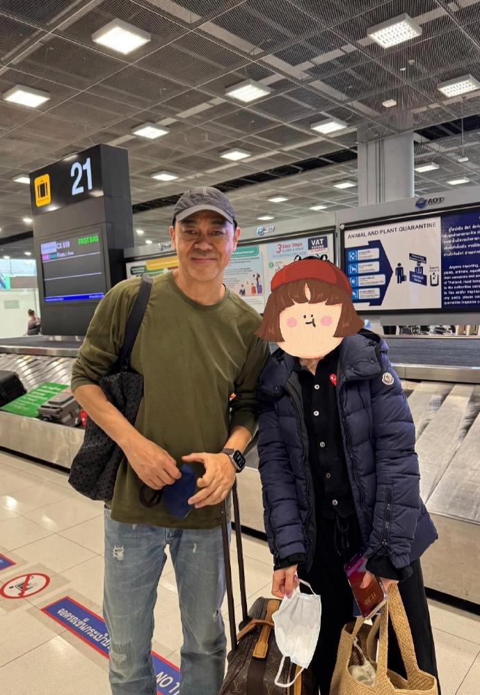 刘青云曼谷被偶遇，60岁状态佳！昨天，有网友发文称，在曼谷机场遇到刘青云，打扮严