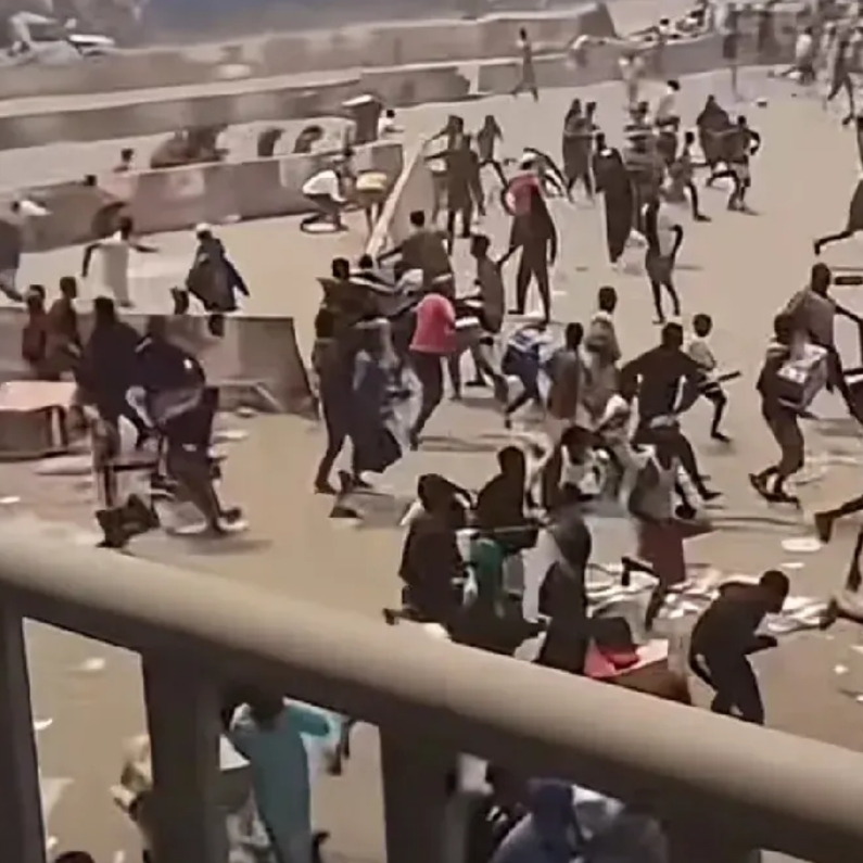 这我就纳闷啦！
不是华人在外国的地位很高吗？
为啥没听说非洲人抢美国人和日本人开
