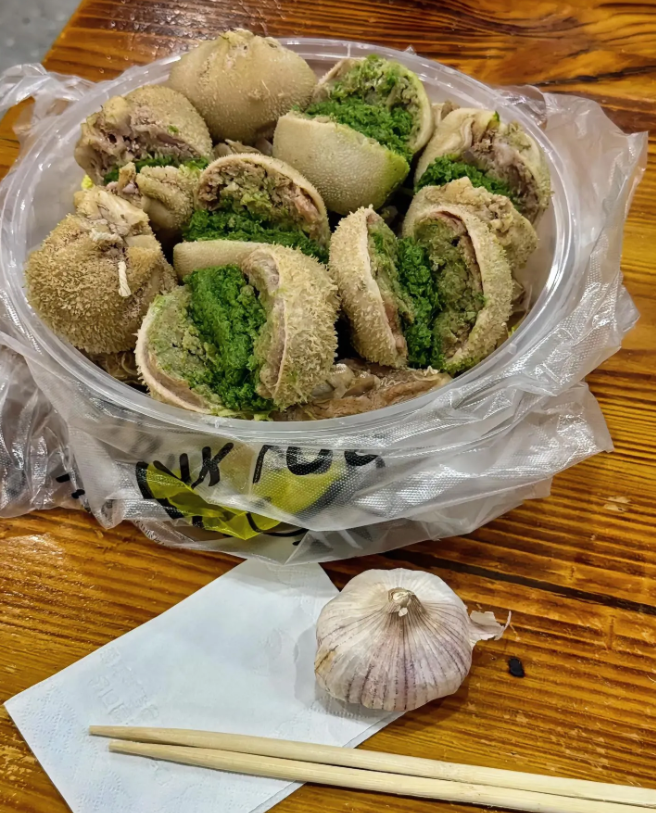 想知道这道美食佳肴的故乡在哪？名字是什么，太馋人了
