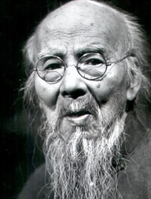 1947年，李可染带画作拜见齐白石，齐老坐在躺椅上随手翻看。看过几幅后，齐老突然