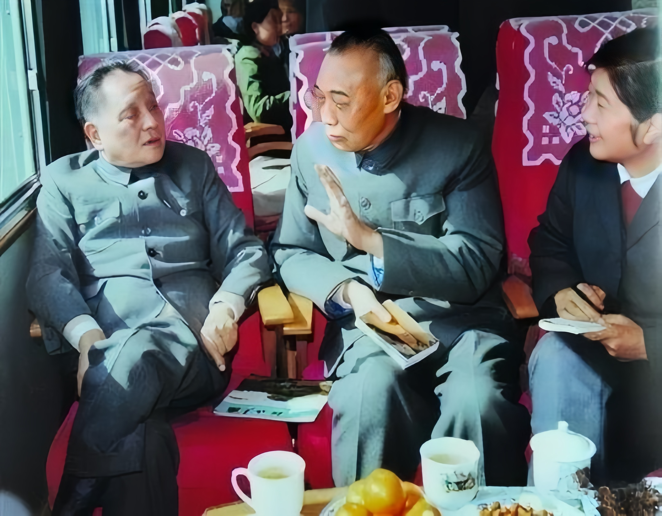 1983年初，邓小平视察江苏，已经退居二线的原江苏省委书记江渭清向他汇报说，现在