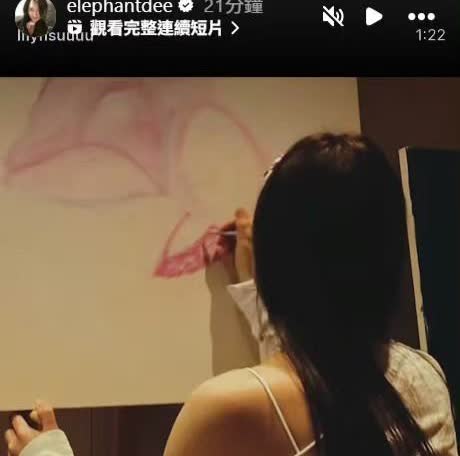 小s终究还是没忍住
为自己二女儿lily晒照摇旗呐喊打cool，因为lily的