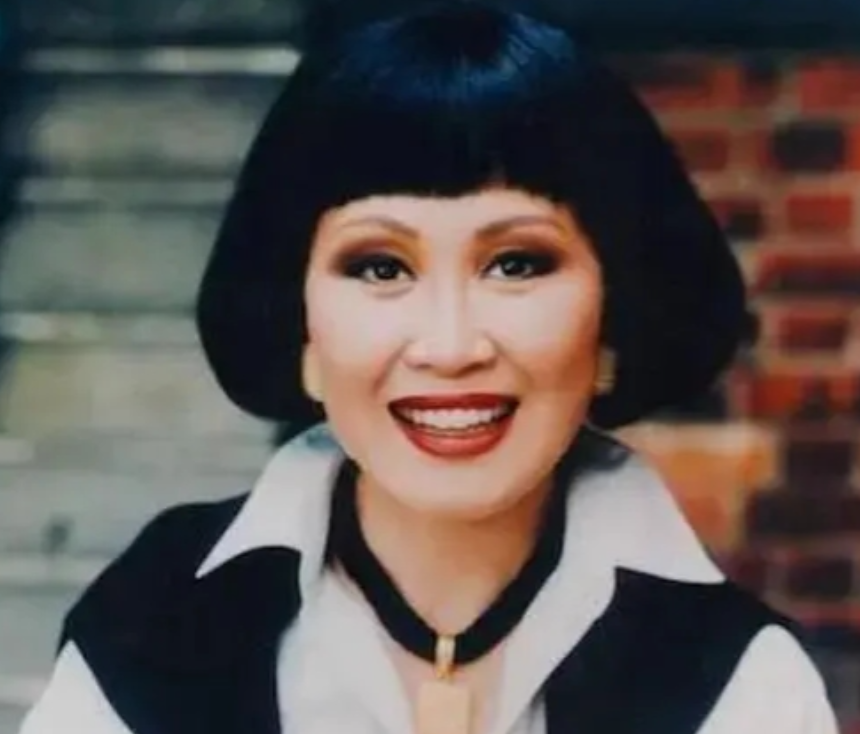 “1990年，43岁的靳羽西嫁给了60岁的马明斯，她耗资40万美元在纽约举办中式