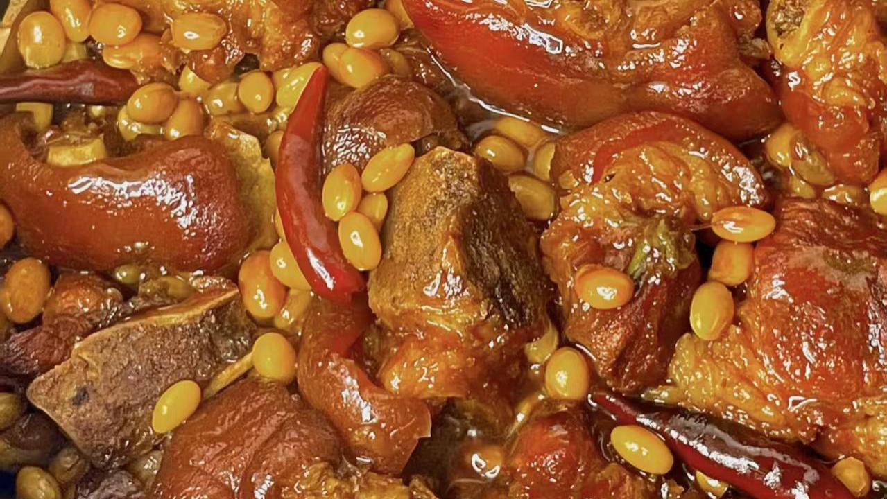 黄豆焖猪脚：一锅炖出全家的笑脸