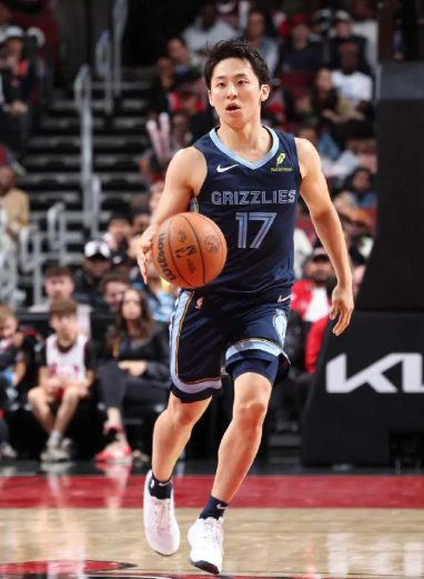 河村勇辉东方魔术师啊

夏季联赛公牛105-92轻取爵士，公牛球员河村勇辉打出夏