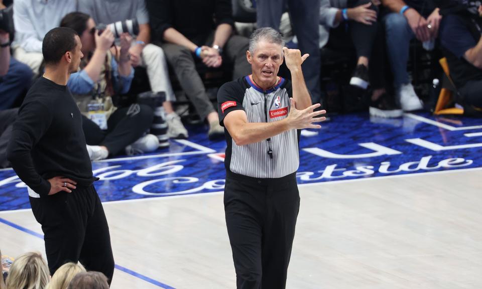 萧华急了
西决G2雷霆主场迎战森林狼的比赛即将打响，NBA官方公布了本场比赛的裁