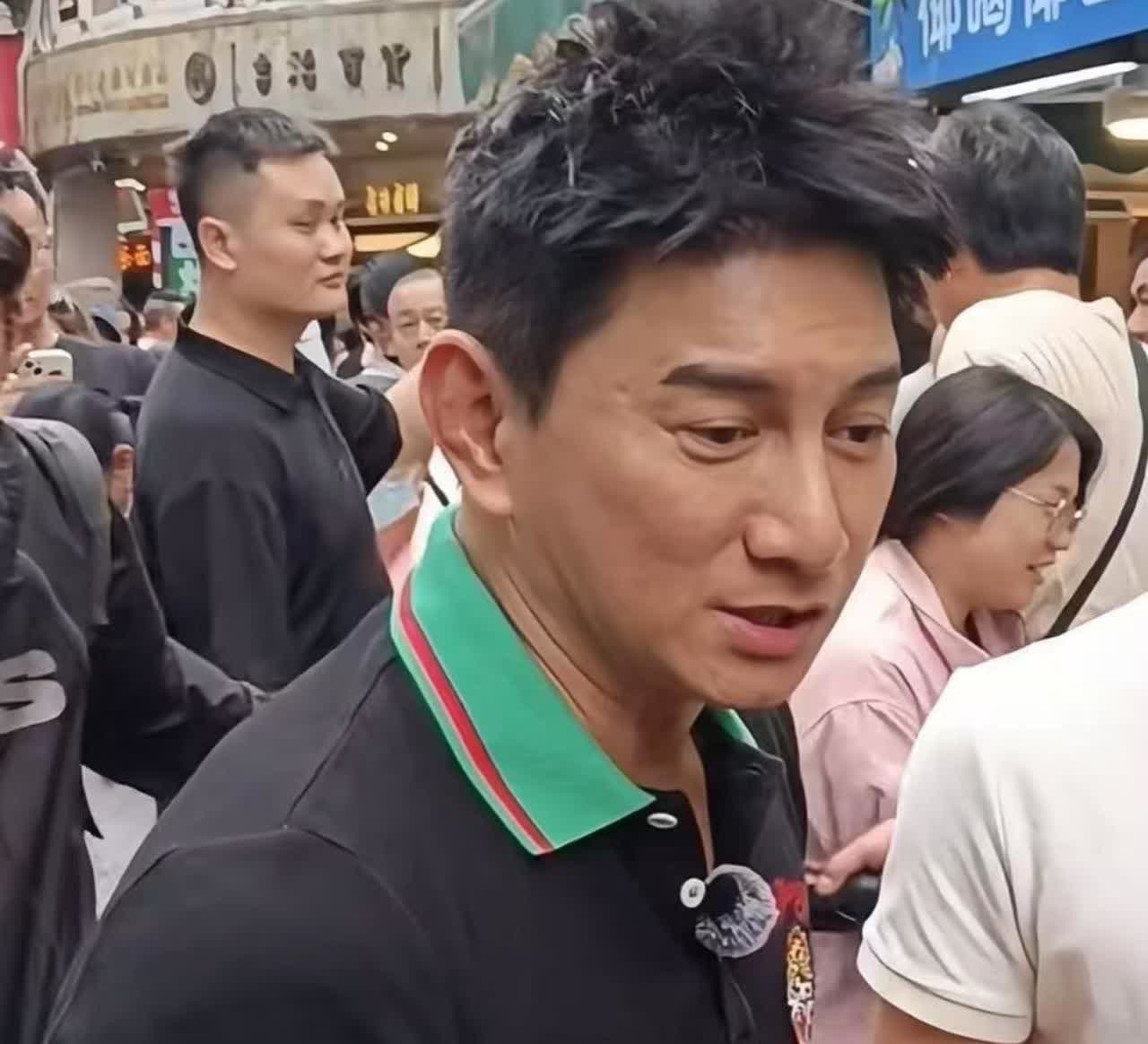 吴奇隆真不年轻了，皮肤黝黑皱纹深邃，这样看和一般五十多岁的中年男性没啥区别[捂脸