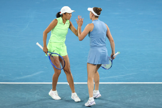 澳网2026女双半决赛，4号种子张帅/梅尔滕斯以6-3 6-2击败柴原瑛菜/兹沃