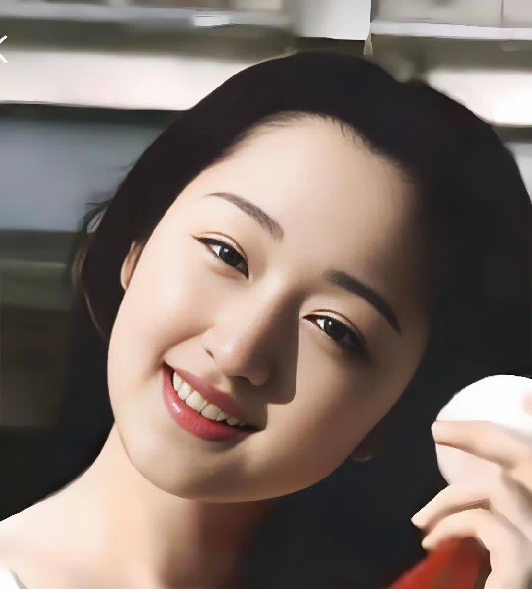 杨钰莹哪哪都好
就是有一个很致命的缺点
不是唱功不好，也不是长得不甜，而是年