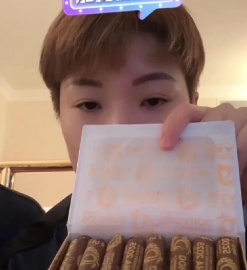 原来不知我以为是黄金，大家都觉得是黄金，颁奖礼物是巧克力
杜凯琹晒出多哈世乒赛颁