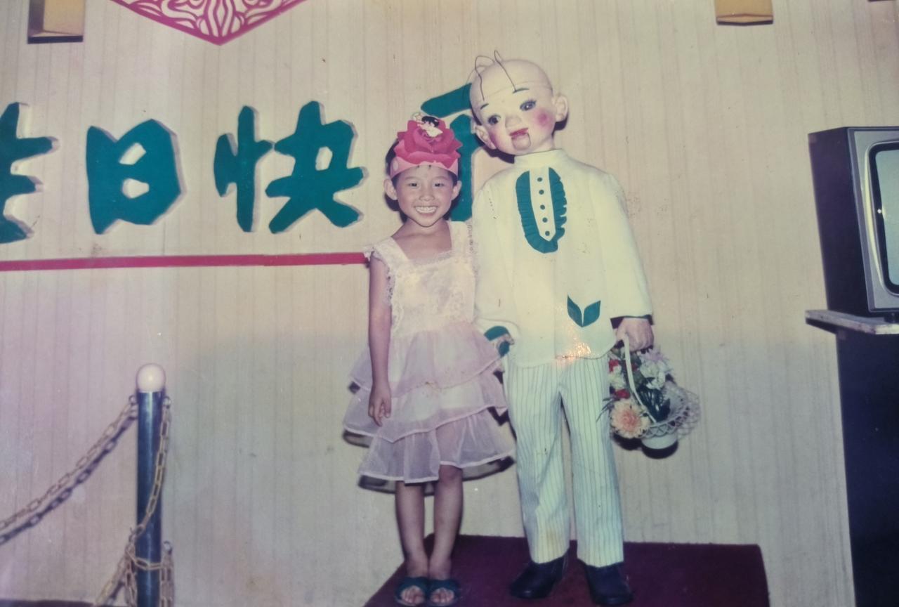 坐标天津:刚刚收拾一下家里集邮册和像册，在像册里发现了几张女儿在南市食品街三毛餐