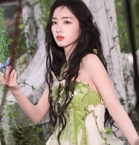 像精灵一样的邓恩熙，真的好好看，是绿野仙踪味的