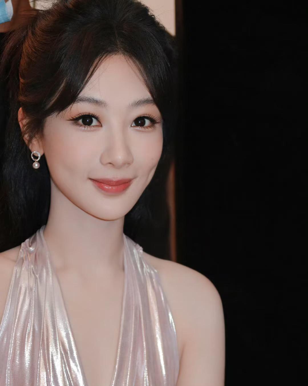 这次必须要给杨紫点个赞
真没想到
她一边忙着拍戏，另一边可没闲着，她竟然又在北京