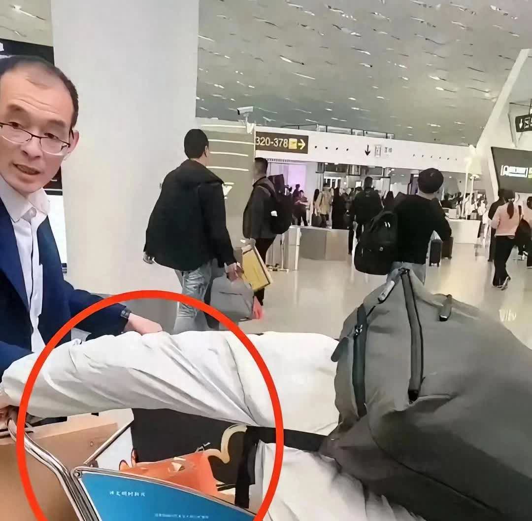 这两天热搜上最暖心的故事，当属谢浩男一家子的团聚实录。
这位娱乐圈新晋“国民弟