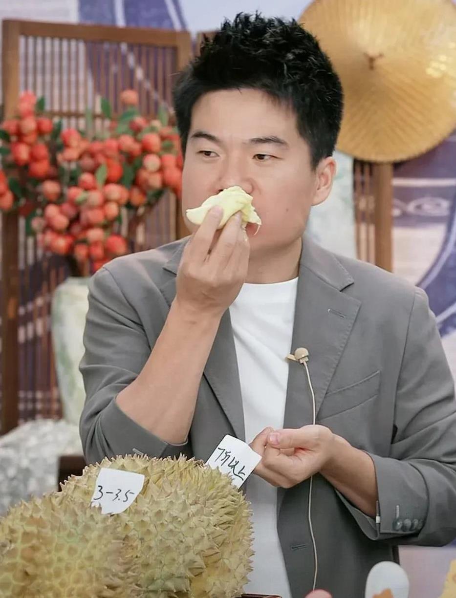 你能想到吗，彪哥送礼物竟然还有续篇？
上午刚刚发了一个彪哥和宝妈爱辉区互动
为宝