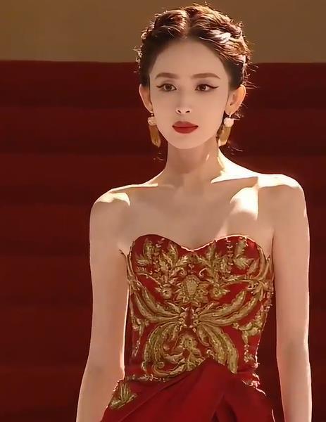 #娜扎瘦成纸片人了# 古力娜扎在出现的路透中腿部纤细如“竹竿”“筷子，肩膀窄到“