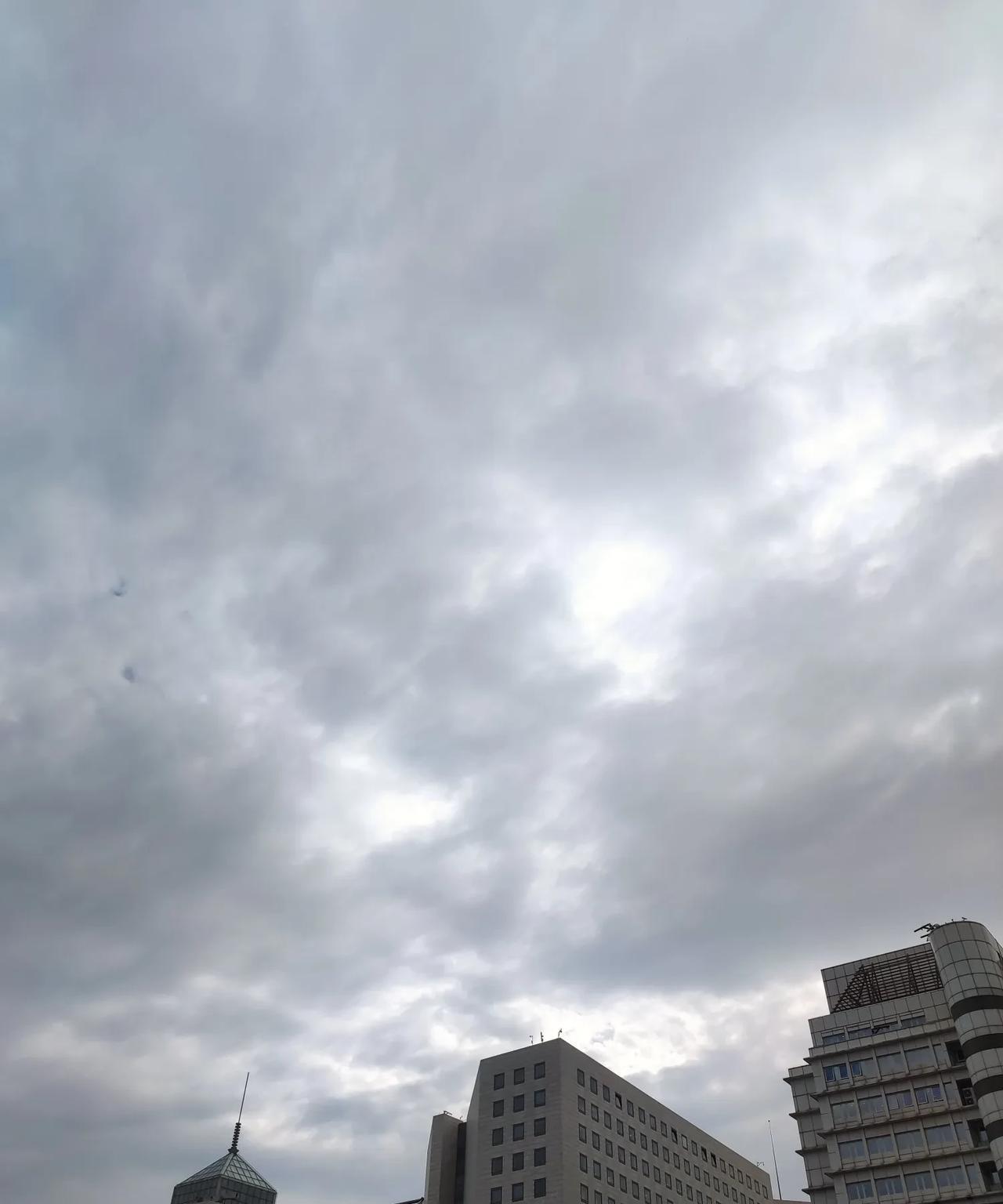 北京降温又降雨，最低温度只有14℃！
昨天晴天，今天下雨冷空气也来了，北京的秋天