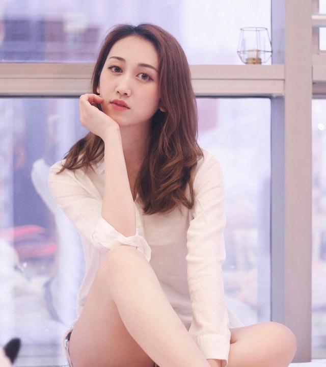 恭喜恭喜﹗因其甜美外型跟何依婷撞样而备受关注，被封「新闻女神」的TVB财经主播曾