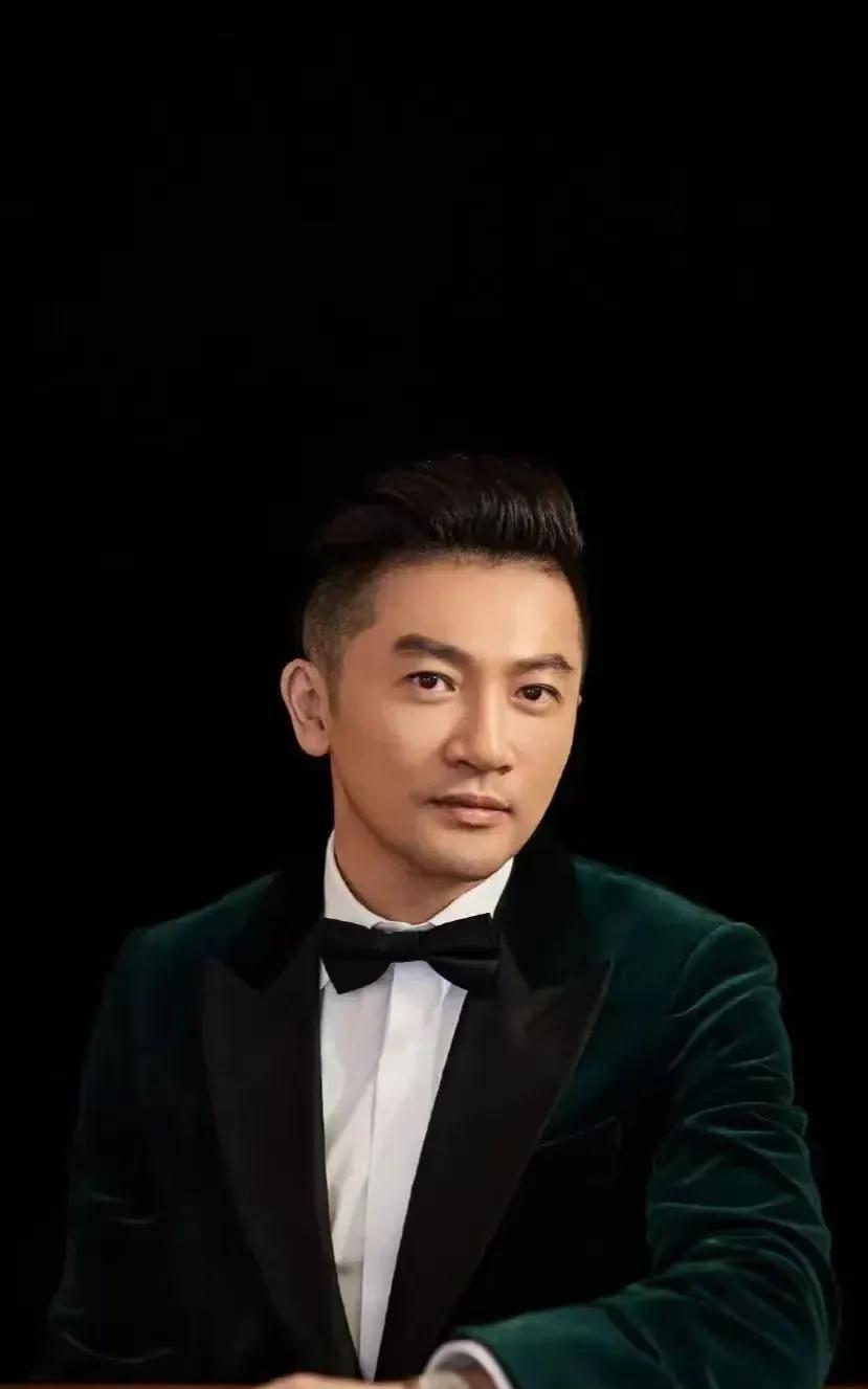 苏有朋1973年生于中国台湾台北，是演员、歌手，还是导演、制片人。15岁作为“乖