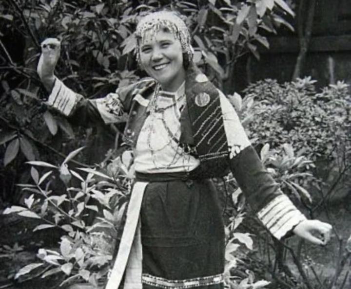 50年代，蒋方良穿着高山族民族服饰时的一张留影，她一辈子非常低调，晚年却连丧三子