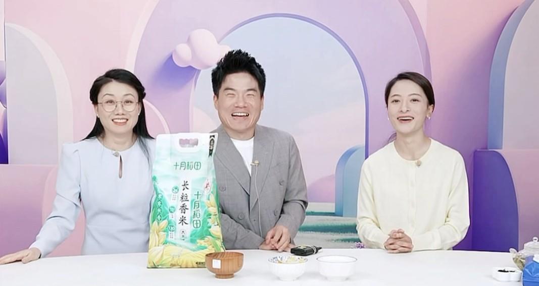 “我知道你想吃，你先忍忍”[笑哭]
董宇辉你可太逗了[偷笑]
今天彪哥空降直播间