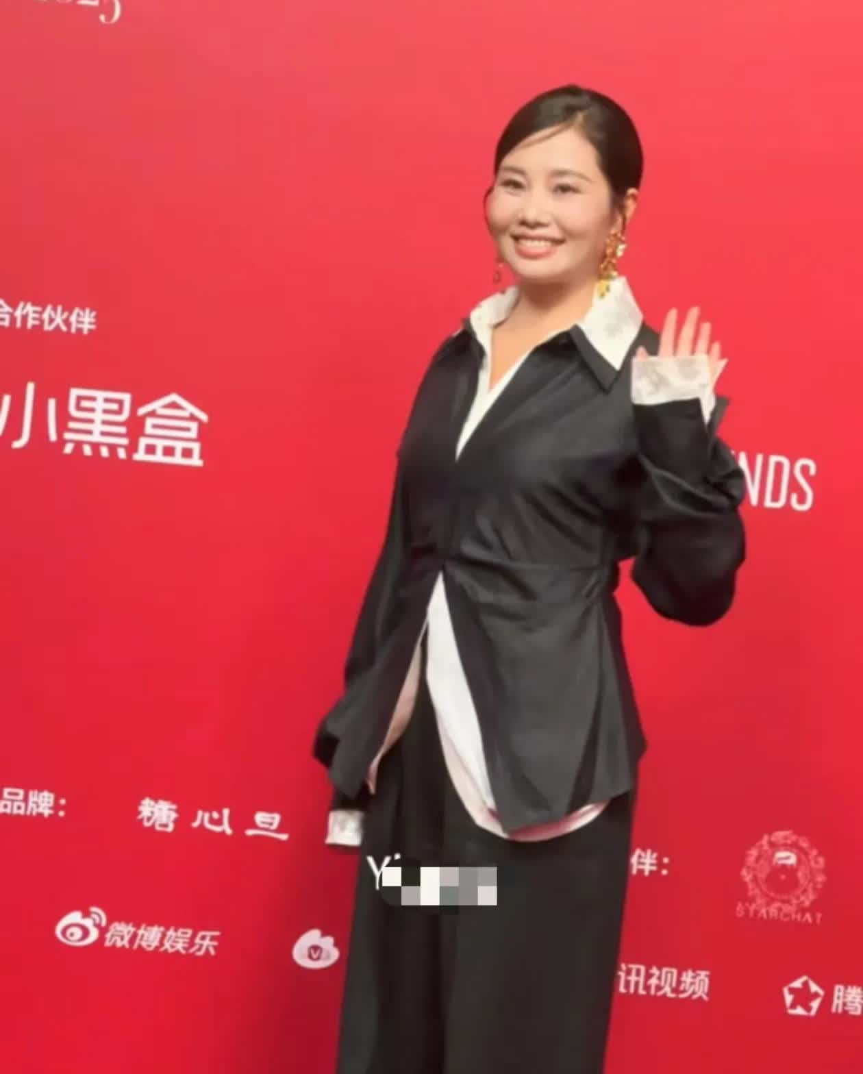就问老许现在担不担心，杨妞花竟然出席时尚芭莎，毕竟在大众眼里，只觉得明星才会去这