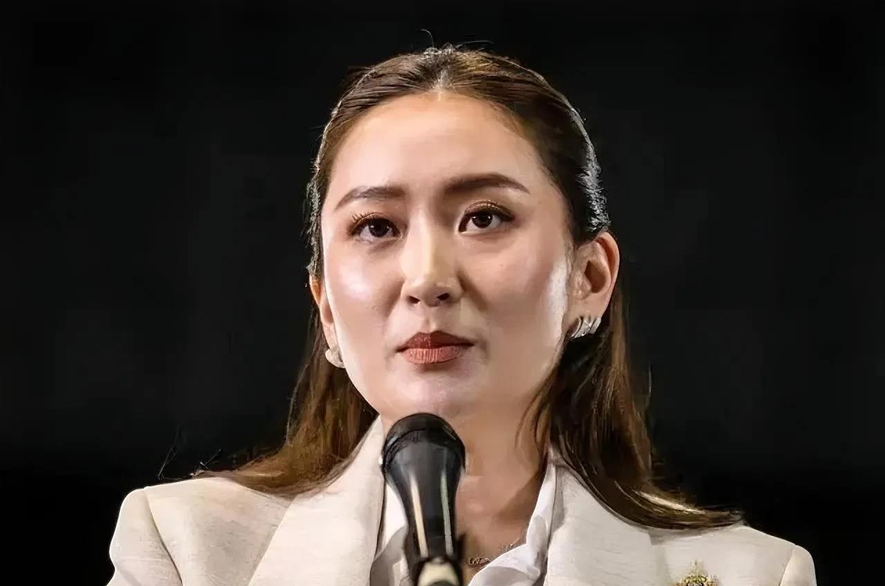 佩通坦的至暗时刻！政治联盟确定退出，上议院准备弹劾，泰国民众聚集政府大楼外高喊“