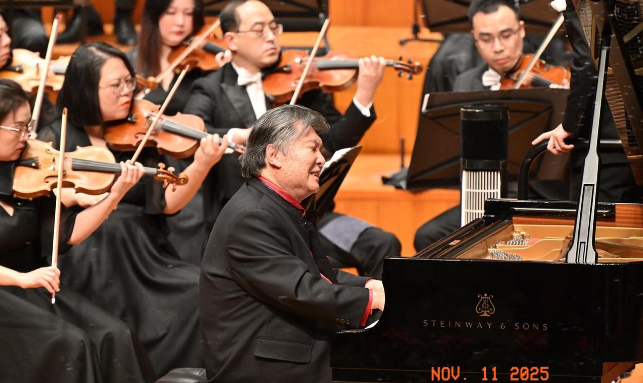 左图：殷承宗先生83岁高龄，在舞台上再弹钢琴协奏曲《黄河》。
右图：是当年演出的