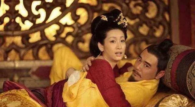 912年，后梁太祖朱温在病床上惊醒，厉声喝问：“谁在造反？”他的亲儿子朱友珪大骂