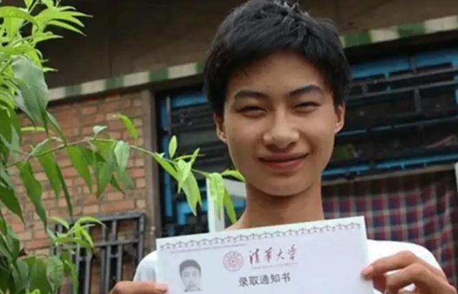 高考744分，清华校长亲自接他去北京，进门后却傻眼了，只见他父亲精神失常，母亲瘫
