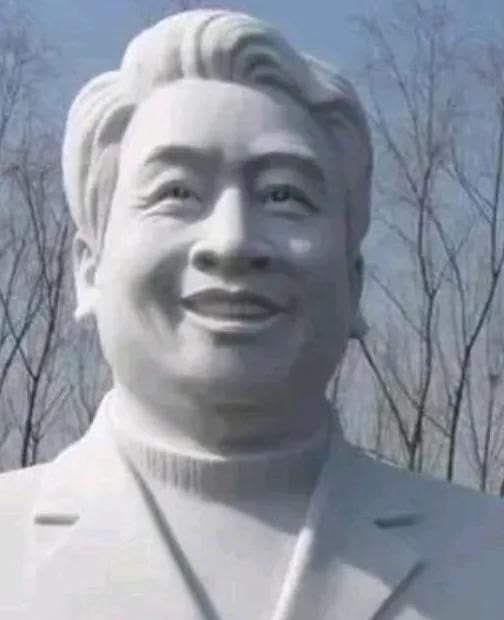 同样是立雕像之事，结局却天差地别。姜昆立像后饱受大众议论，诸多声音此起彼伏；而赵