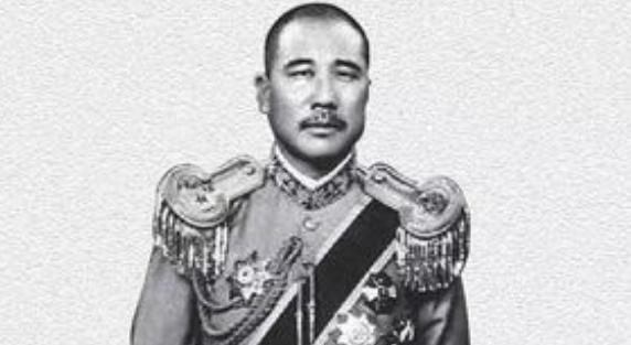 张宗昌想枪毙一个逃兵，写手令时毙字不会写，就想改成打200军棍。但棍字也不好写，
