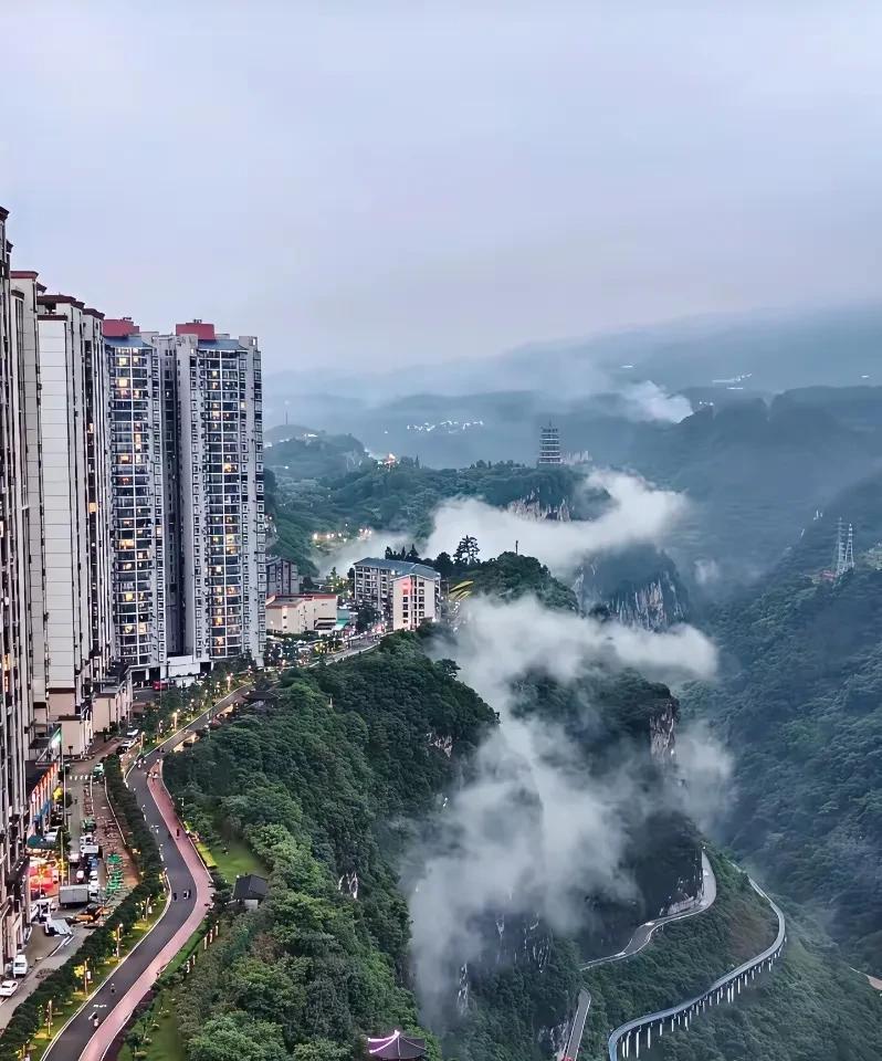 请问朋友们，这是哪里，是真的存在还是 P 的，如果是真的风景确实美但并不安全