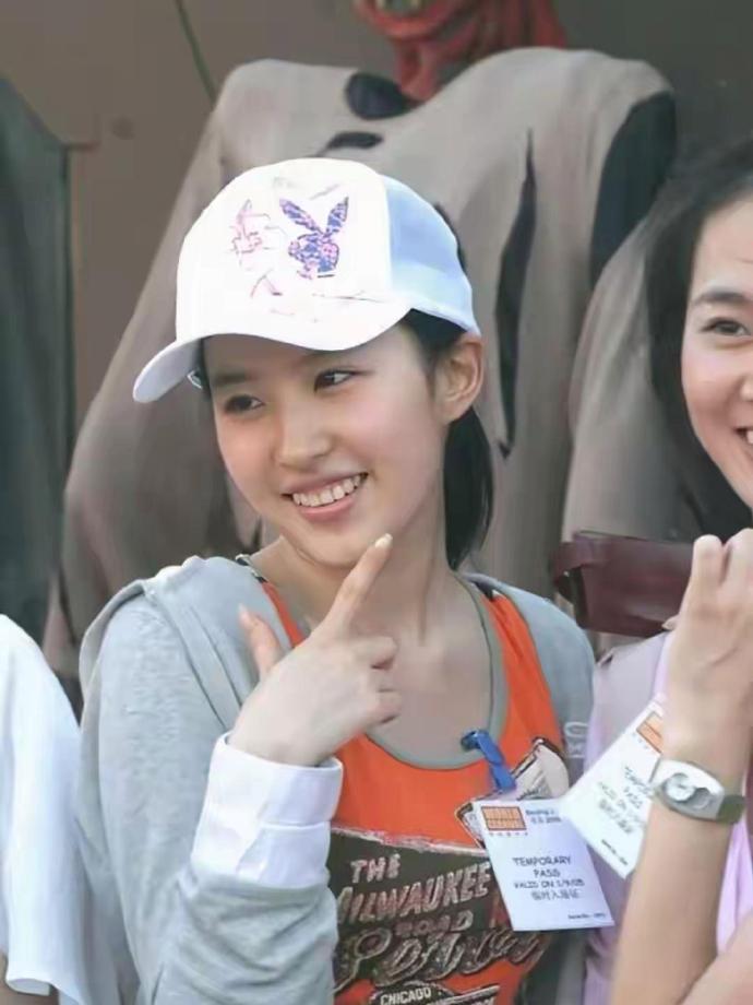 刘亦菲自带菲蝶般灵动气质，清纯模样深入人心，早年旧照满是澄澈通透感，原生态的自然