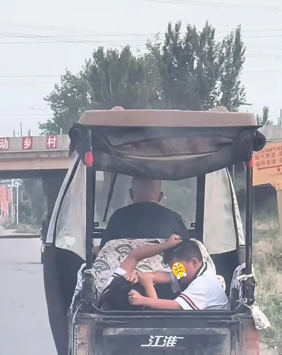 当爷爷的心态好，心量也大可以，但应注意孩子的安全。
下午在接孙子放学回家的路上