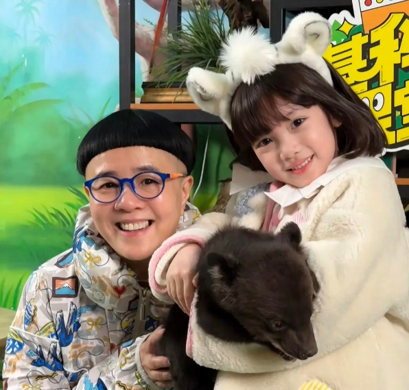 金龟子郑州街头上演"回忆杀"！3月19日，央视初代少儿主持刘纯燕顶着标志性锅盖头