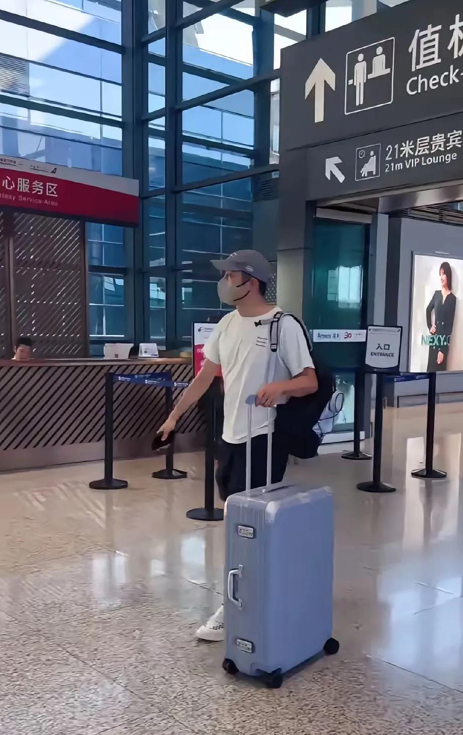 许昕也动身去乌鲁木齐了！刚才刚刷着王楚钦出发的消息，转头就刷到他了，巧得很。
许