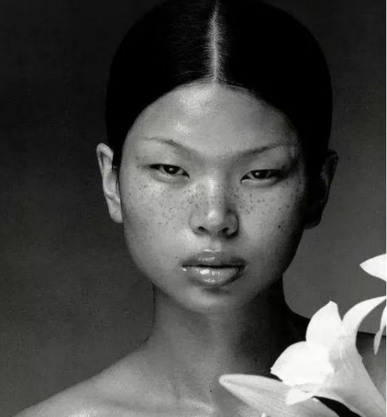 1999 年，18岁满脸雀斑的吕燕去面试模特，一个男人却对着她说：“你真漂亮，真