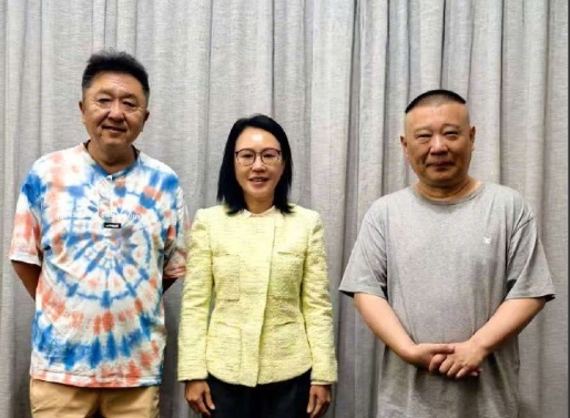 在坦桑尼亚达累斯萨拉姆演出期间，中国驻坦桑尼亚特命全权大使陈明健女士到后台看望德