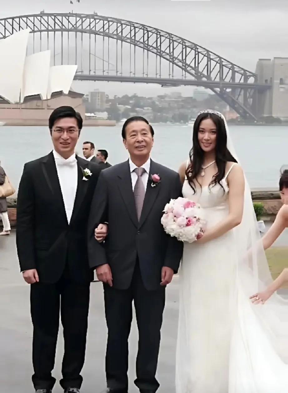 2006年，李兆基在次子李家诚和儿媳徐子淇婚礼上的一张合影，李家诚和徐子淇经过2