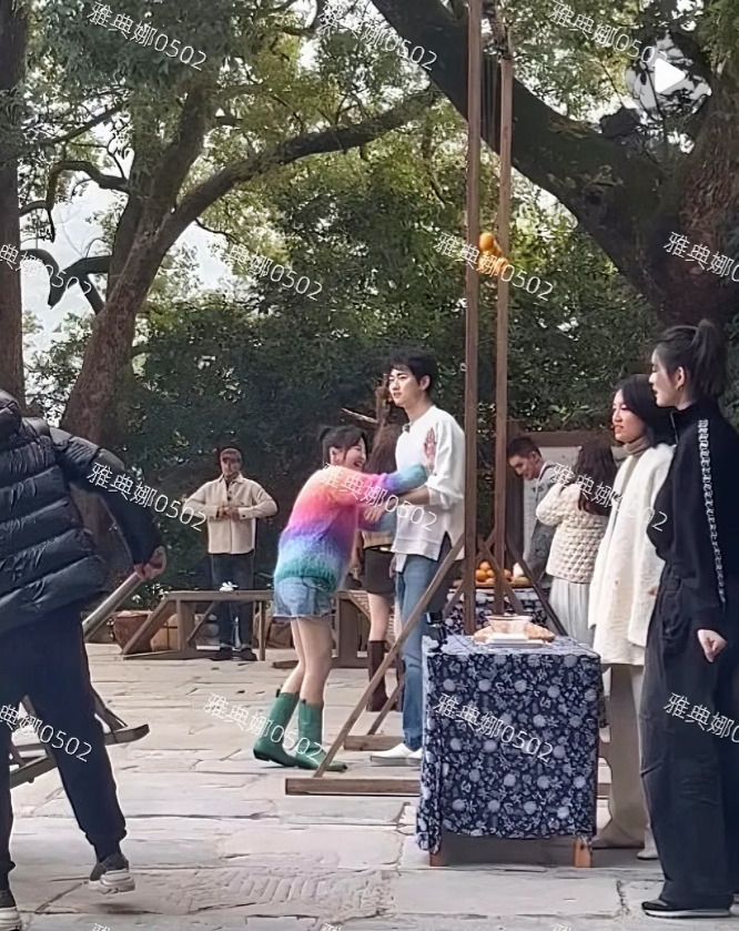 金莎在她的小男友面前真的很娇羞很小女生，眼里都是星星，但小她19岁的男友却明显对