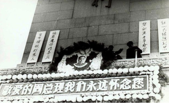 1951年初，金日成坚持要求中国志愿军南下追击美军，彭德怀将军多次劝阻无果，气愤