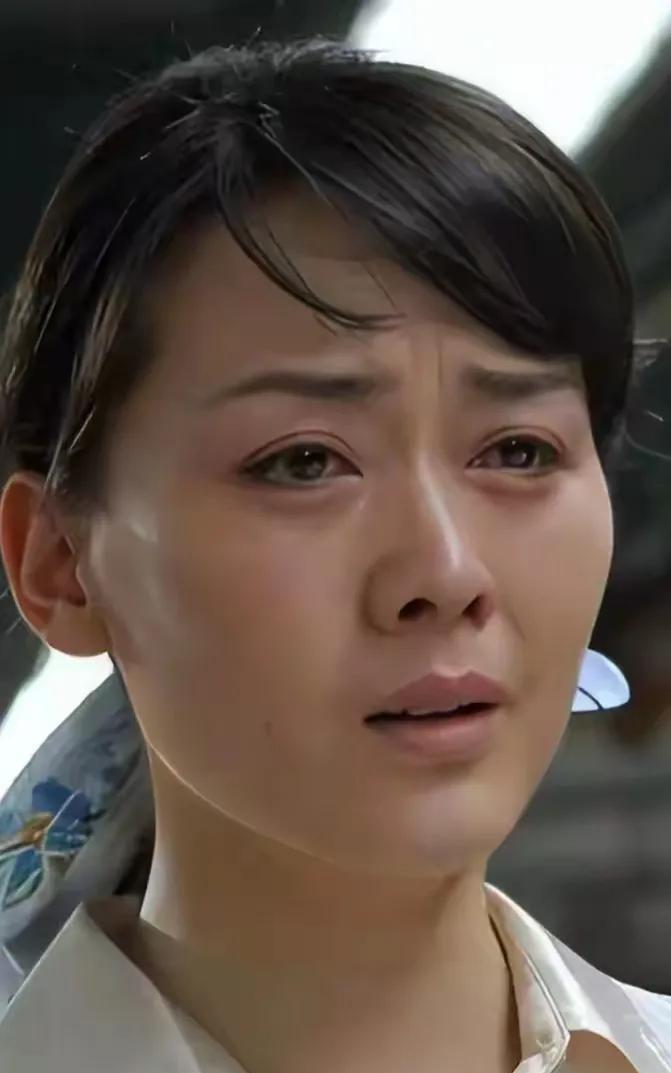李琳，曾用名李佳璘，1980年出生于湖北武汉，毕业于上海戏剧学院 。1996年出