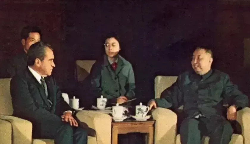 尼克松再访华，华国锋热情接待留念











你敢信？尼克松竟然又来了